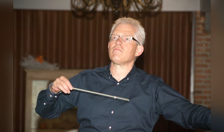 Interimdirigent Frans Hendriks staat na 17 jaar weer voor het orkest van NJA