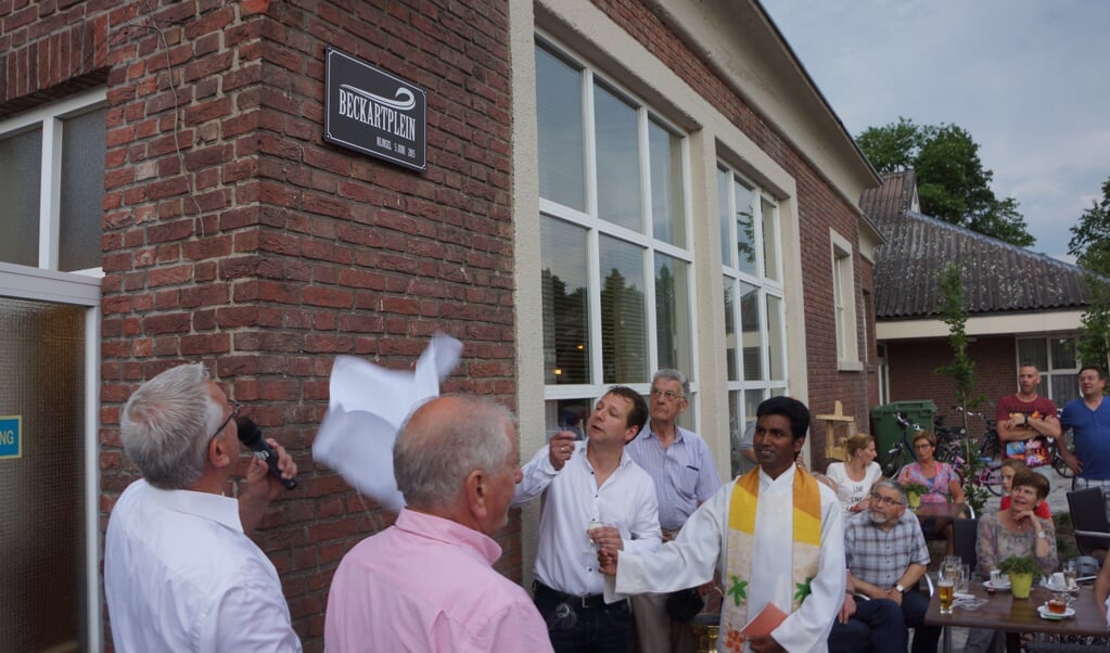 Voorzitter van de Dorpsraad, René Voss, opende samen met wethouder van Burgsteden het vernieuwde Beckartplein.