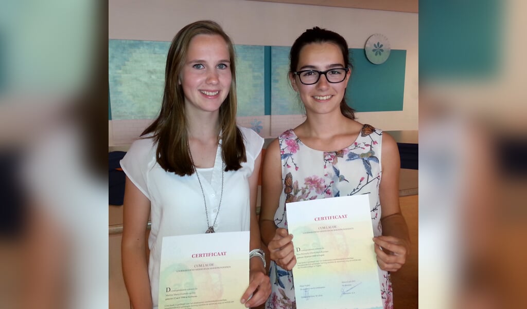 Marloes van Erp (l) is erg trots op haar diploma.