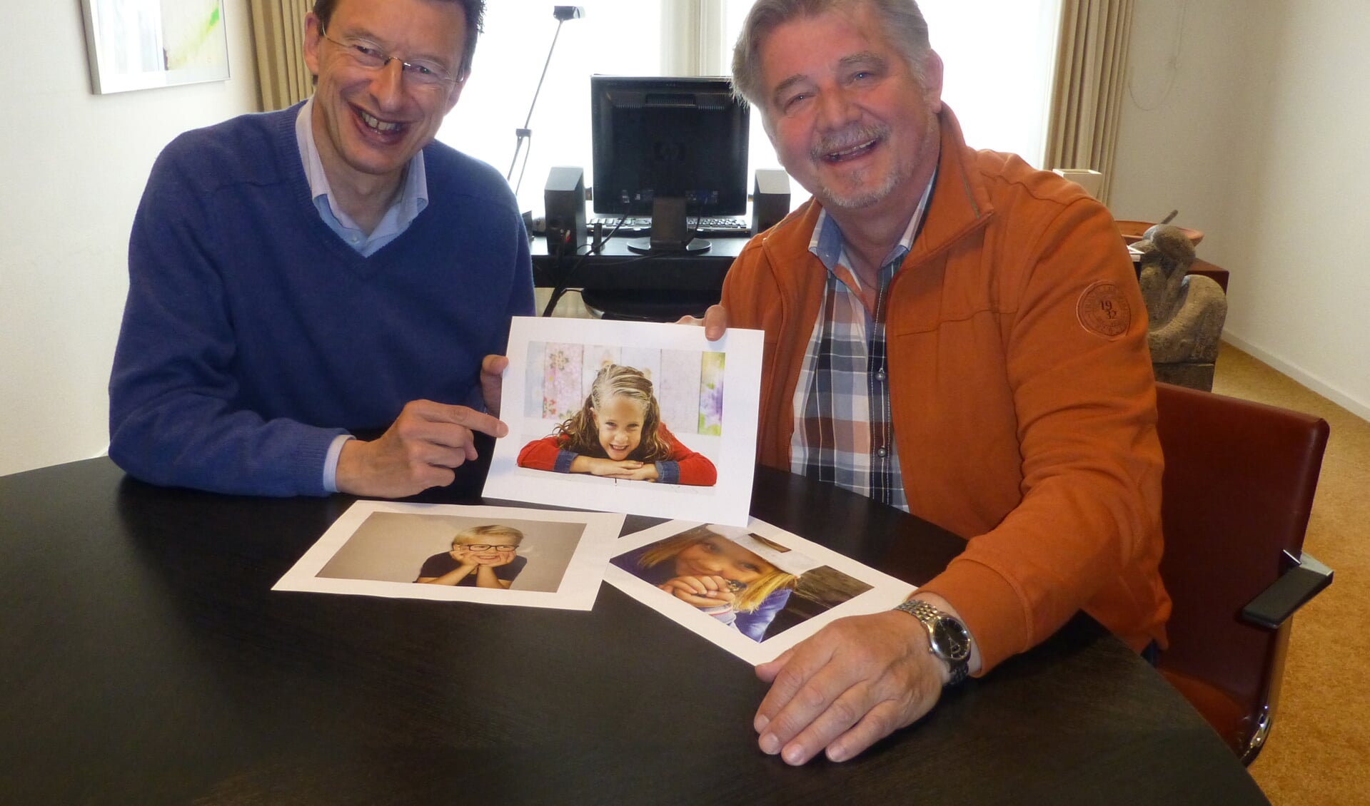 Yan van der Heijden (directeur De Blauwe Kei) en Jack Monde (eindredacteur De Koerier) kiezen Kira van Heeswijk als covermodel
