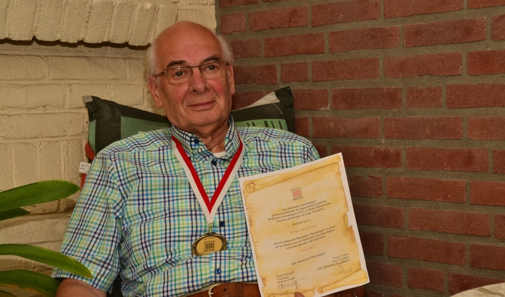 Wim van Rooij, enkele jaren geleden, toen hij werd gehuldigd omdat hij voor de 60e keer achter elkaar bij de Heemdagen aanwezig was.