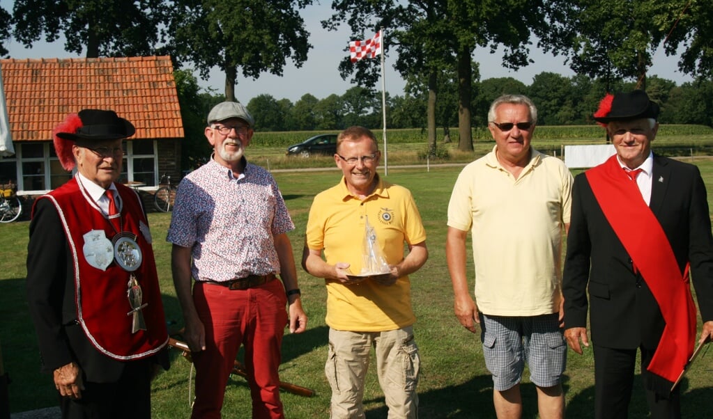 V.l.n.r.: Gildekoning Ben van Genugten, Henk van Dijk(2), Gerard Kox(1), Harrie Louwrensen(3) en overdeken Piet van Heesch.