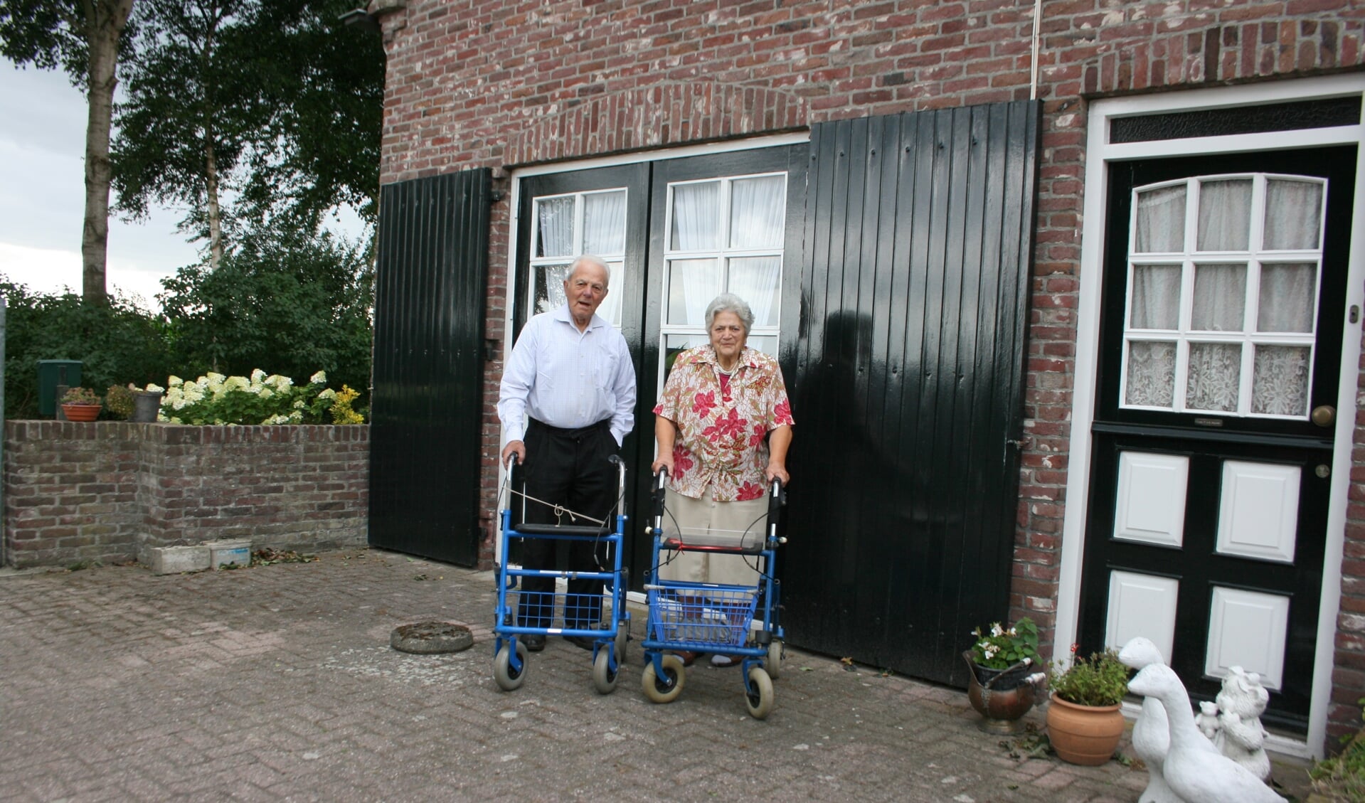 Piet en Mien achter het huis aan de Spierkesweg.