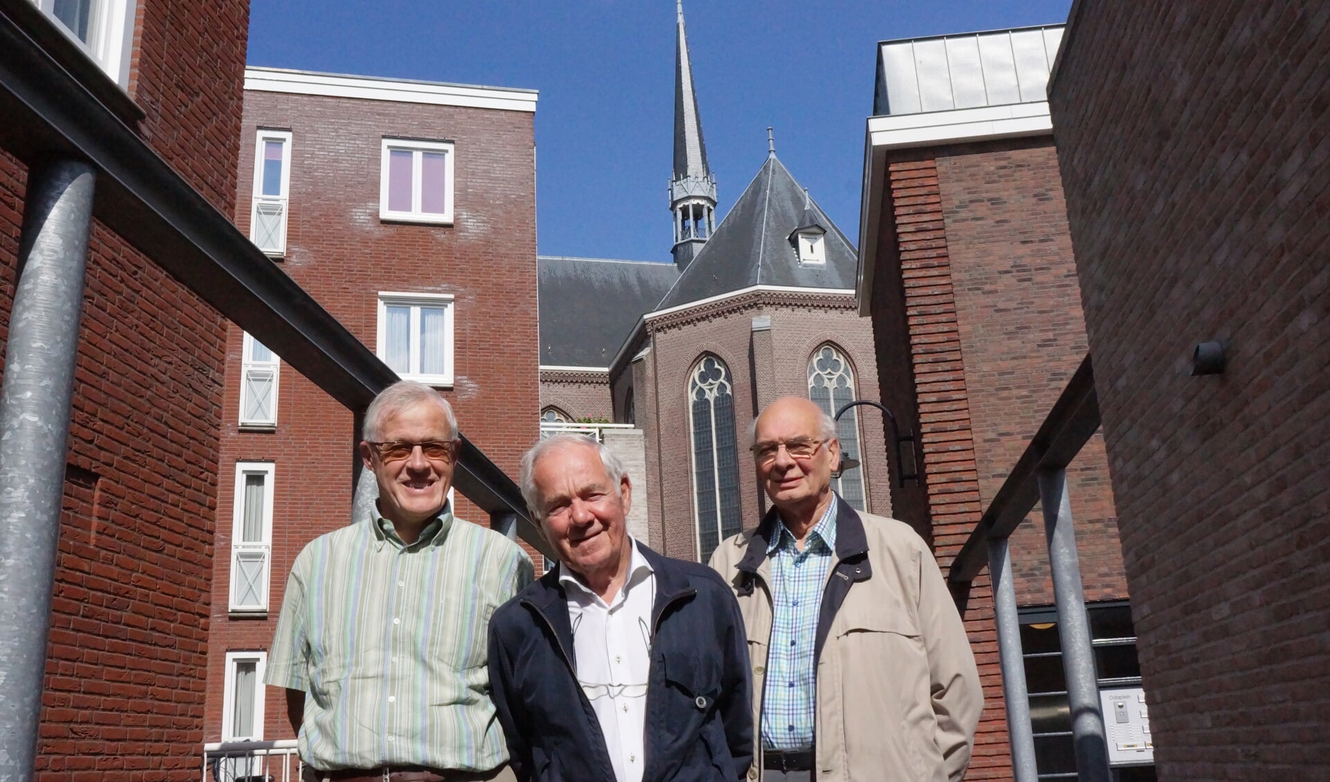 v.l.n.r.: Andre van de Warenburg, Fried van den Brand en Wim van Rooij. Achter de toren waar het carillon in komt.