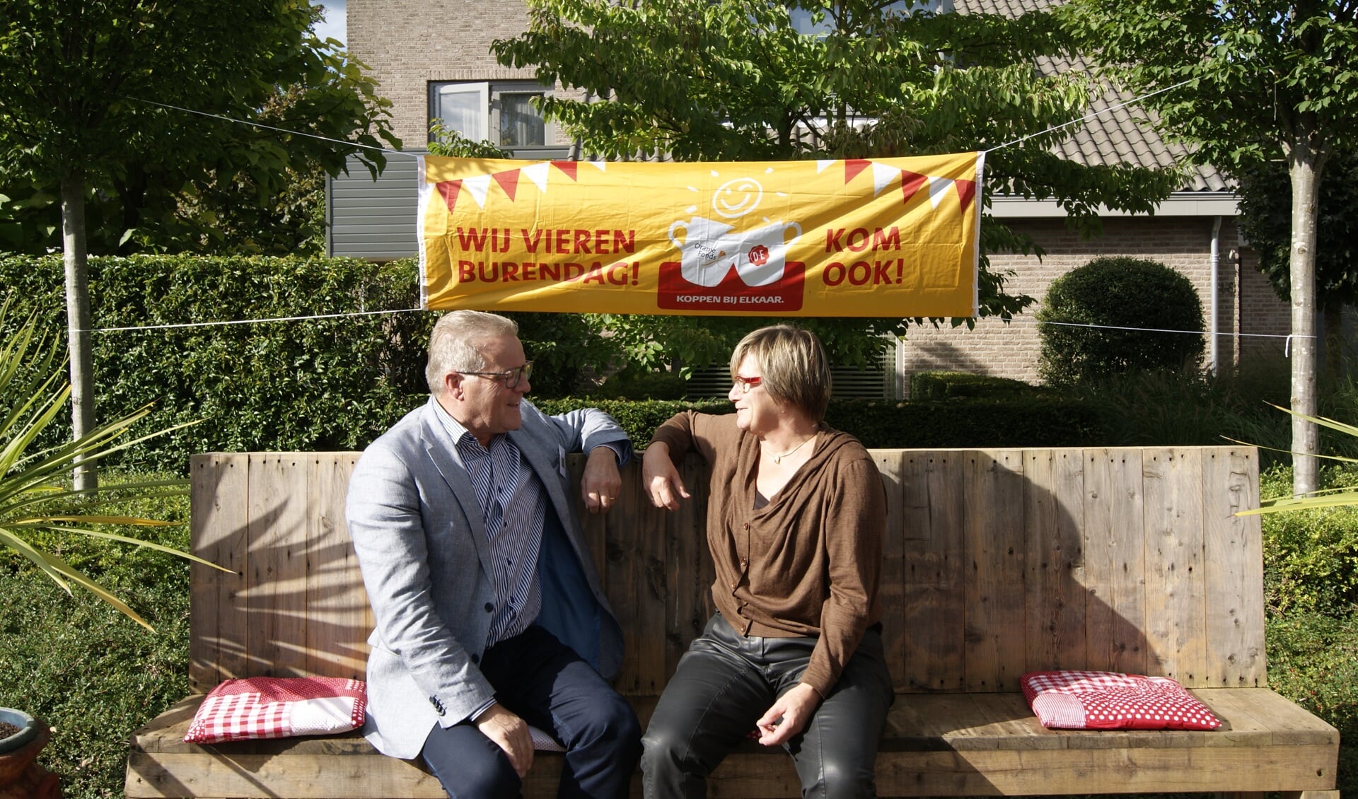 Wim van Meijl (l) en Jeanne Hendriks op het buurtbankje van de Kalmoes