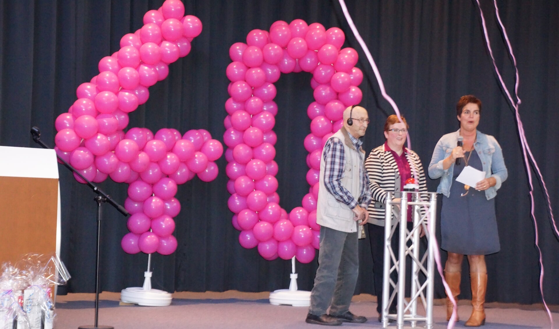 Meneer Hulsen en mevrouw van Berkel openden het feest. Ingrid Gevers (r) fungeerde als presentatrice.