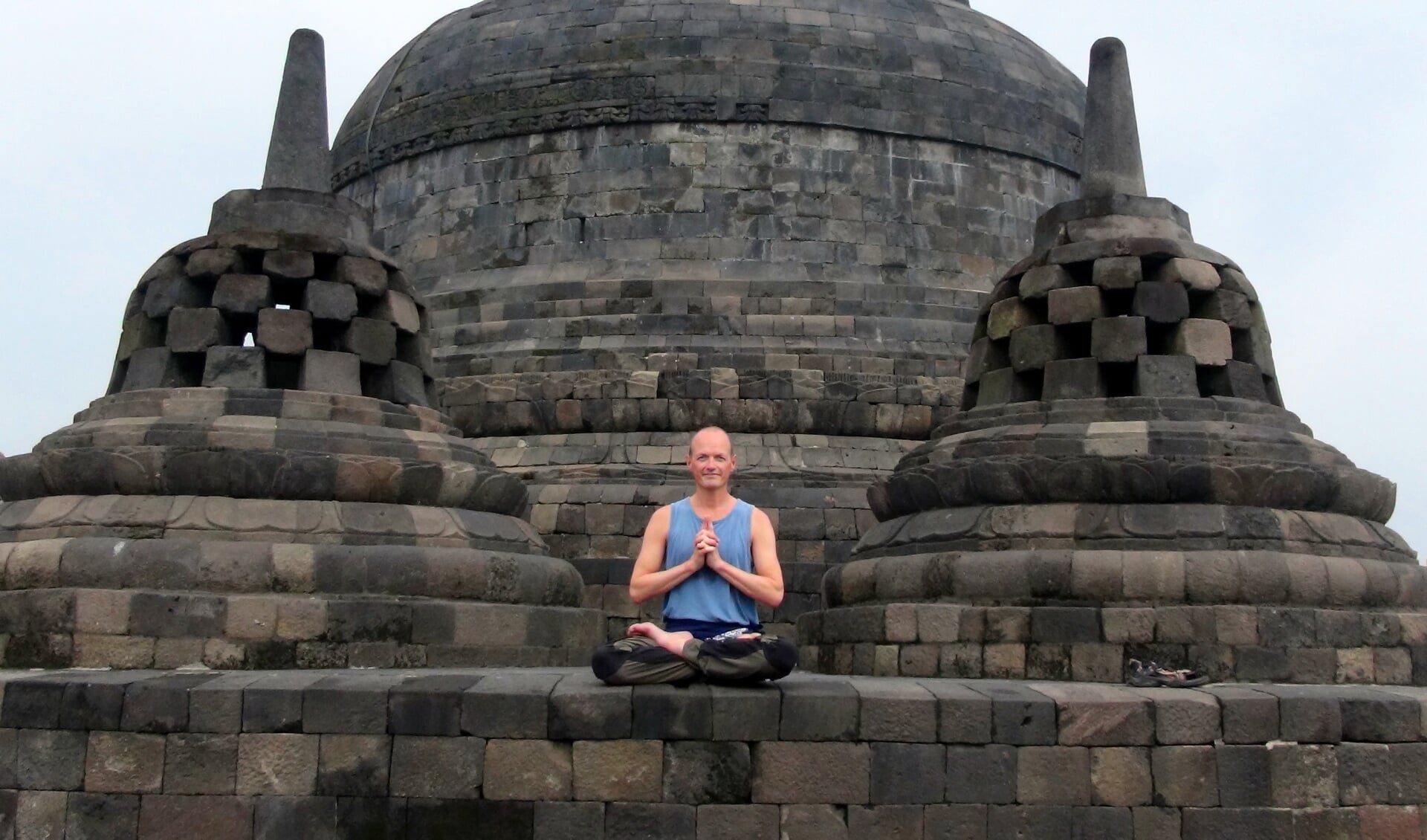 Eric Staals in yogahouding op de Borobudur, een boeddhistisch heiligdom op midden-Java