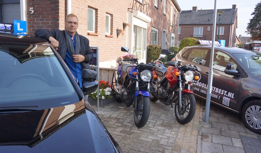 Jan, voor het huis bij zijn wagenpark | Fotonummer: f65b02