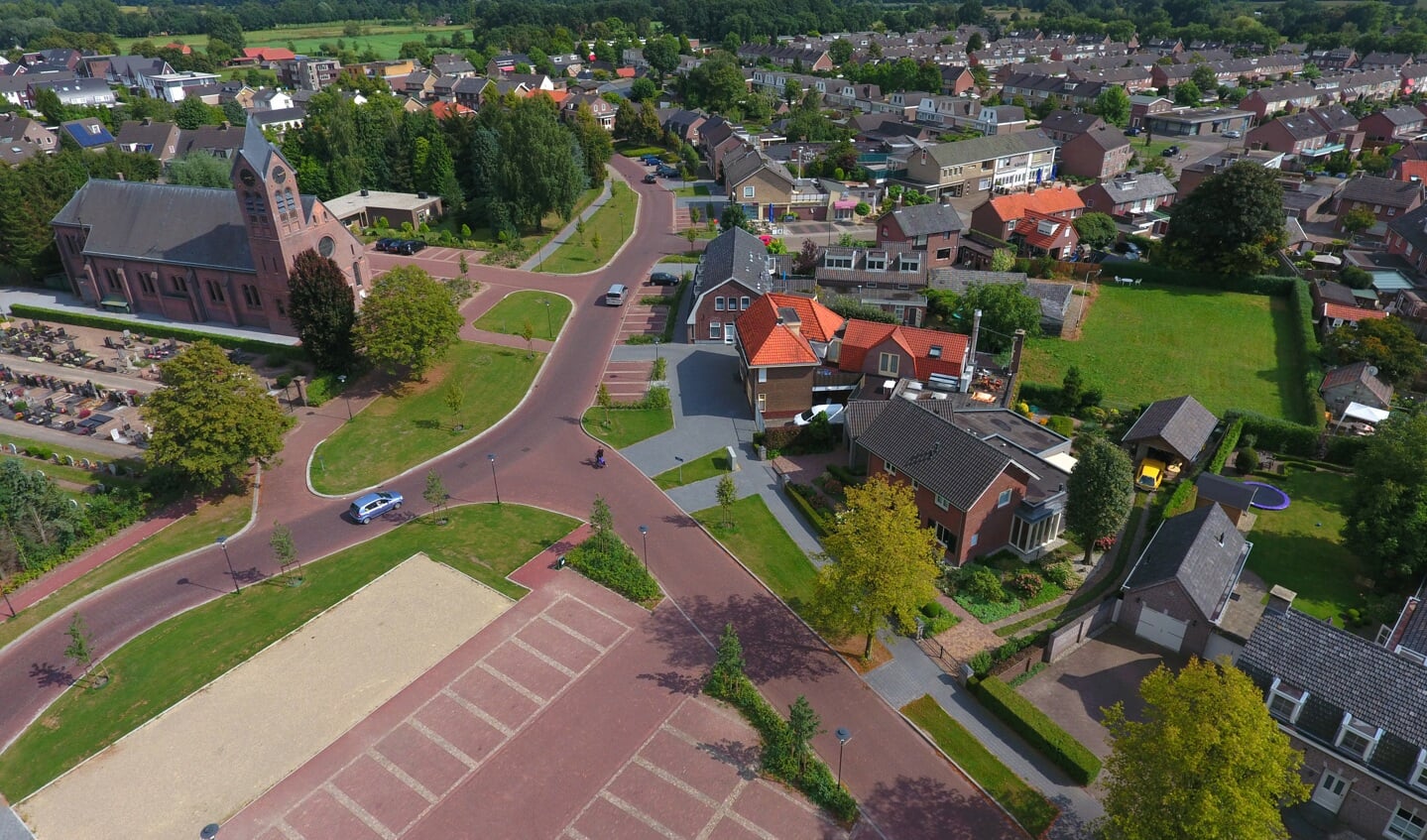 Een luchtfoto van Nijnsel met zicht op bakkerij Van den Eertwegh die nog steeds bestaat.