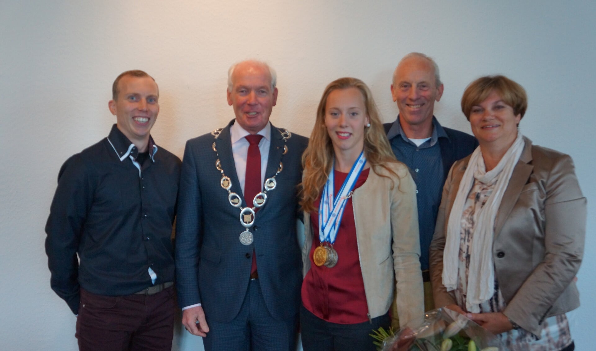 Elise Pennings poseert trots met haar ouders, burgemeester Maas en haar vriend, die tevens haar coach is.