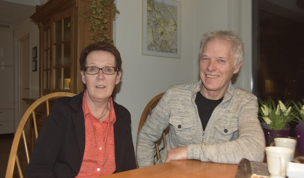 Betsy Verhagen en Johan van de Sande viern hun vijfentwintigjarig lidmaatschap bij Klavertje Vier