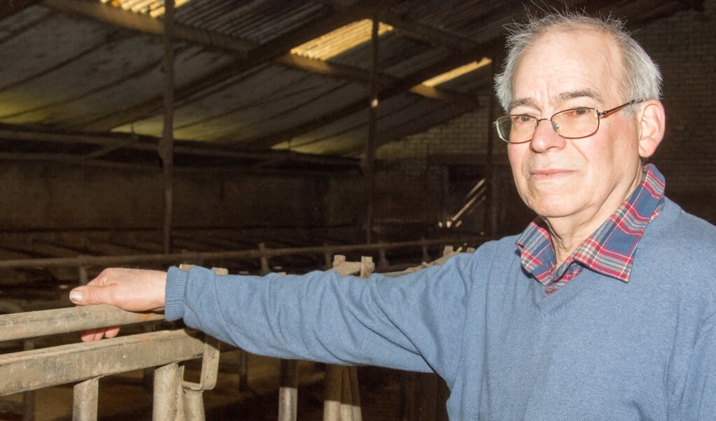 Pieter van Erp in de stal waar tot voor een week nog koeien stonden