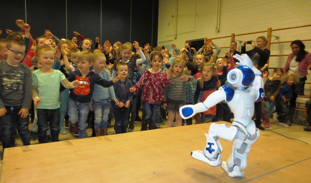 Niet alleen de kinderen dansten, ook de robot