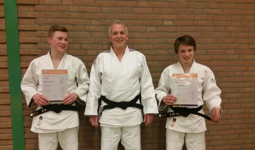 Gijs Packbiers (l), trainer Cor van der Heijden en Jim van de Ven.