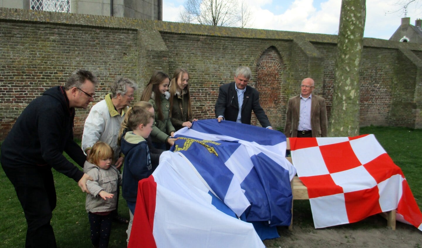 De familie van Harry mocht de vlaggen weghalen om de bank te onthullen.