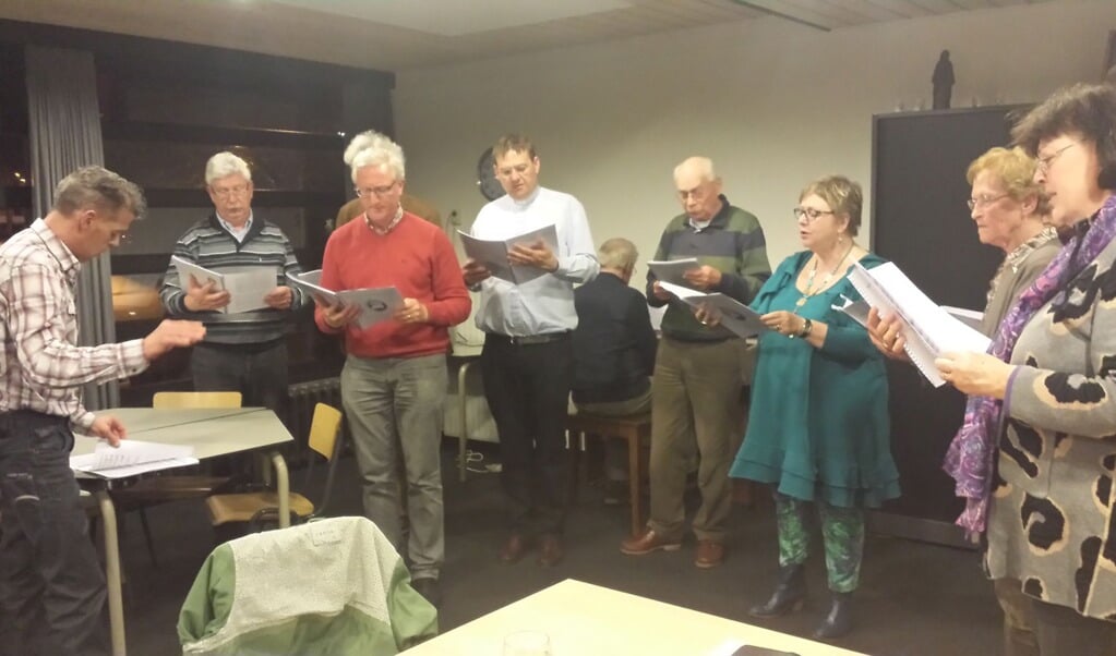 Collega-muzikanten zingen de feestelijke ‘Missa in anno misericordiae’ onder bezielende leiding van componist Henk van Riel (l).