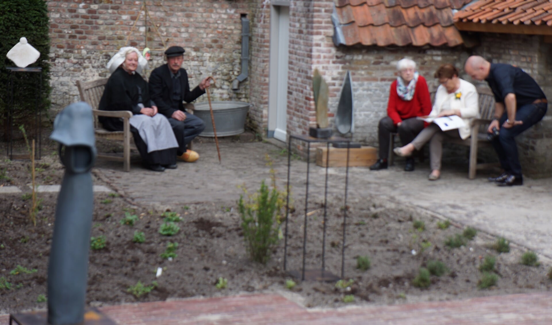 Bertje en Leentje waren ook van de partij. Hier rusten ze even uit in de nieuwe tuin.