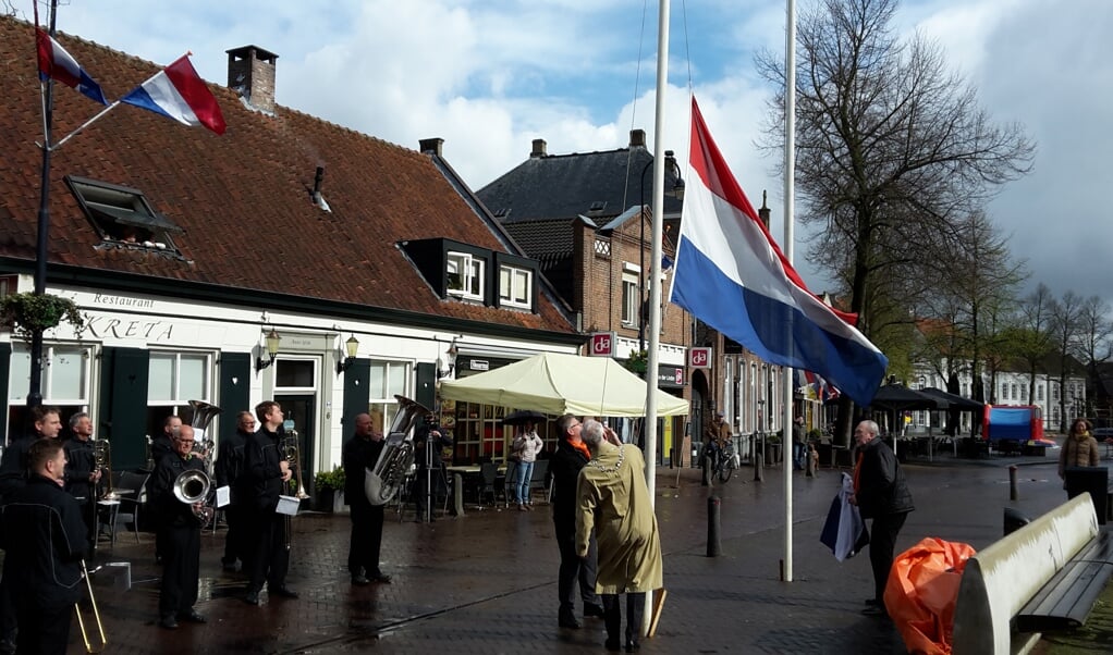Samen met Peter de Koning hees Maas de vlag in top.