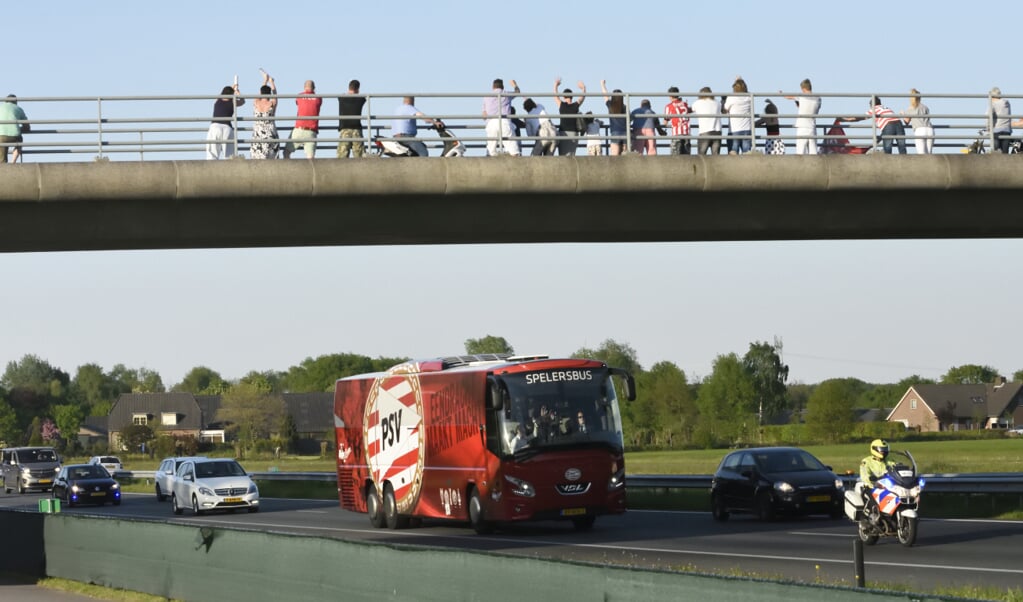 De bus kwam al toeterend voorbij rijden