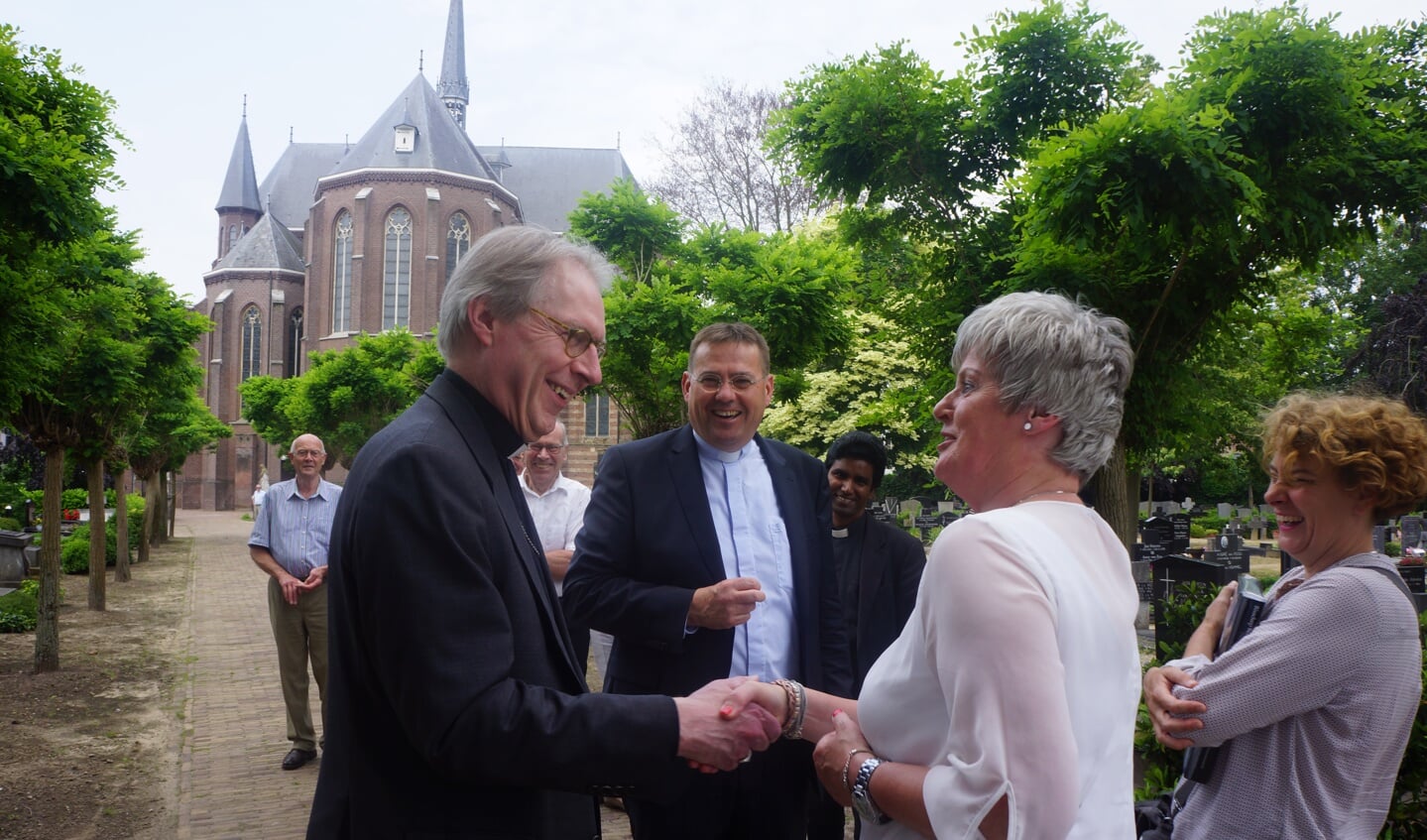 Bisschop de Korte werd warm welkom geheten door Anneke Maas en Janine Heisterkamp.