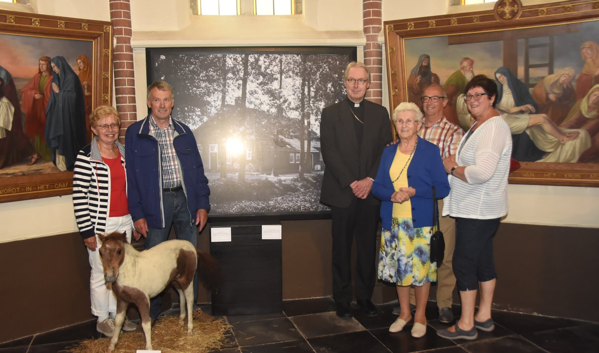 V.l.n.r. Wim Bekkers en zijn vrouw, Mgr. De Korte, Diny Bekkers en nog een keer Wim Bekkers met zijn vrouw voor een foto van het geboortehuis van Mgr. Bekkers