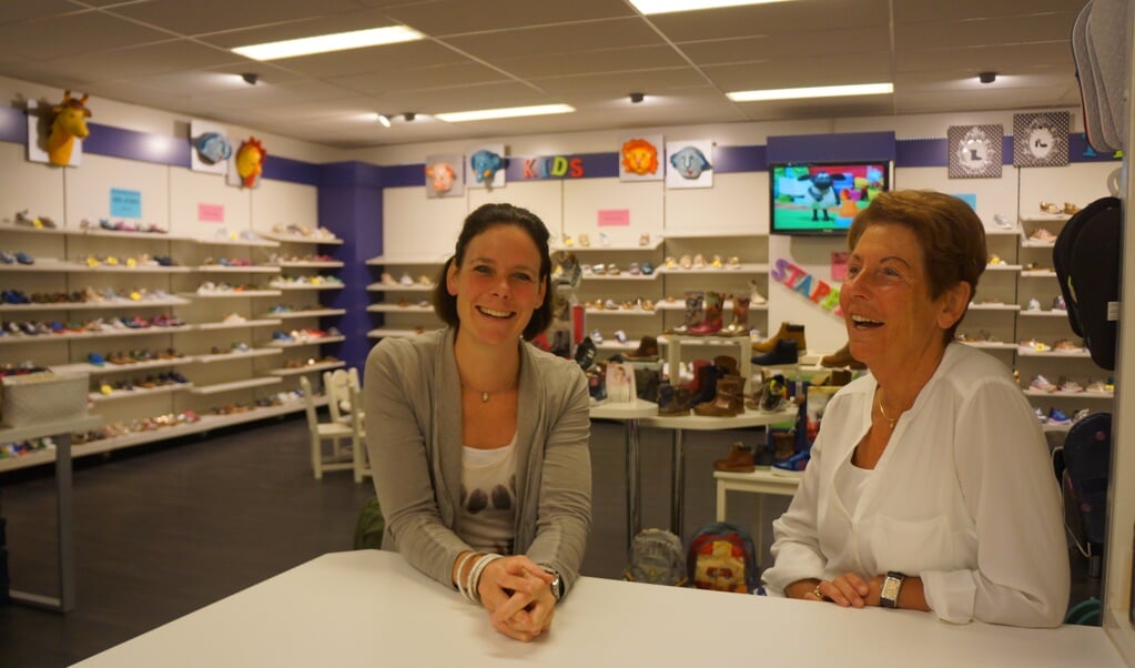 Chantal en Anny van de Kamp in de winkel aan het koffietafeltje.