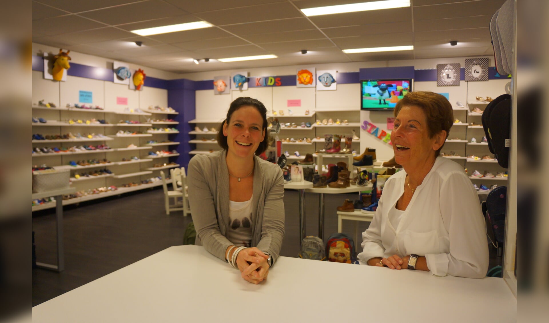 Chantal en Anny van de Kamp in de winkel aan het koffietafeltje.