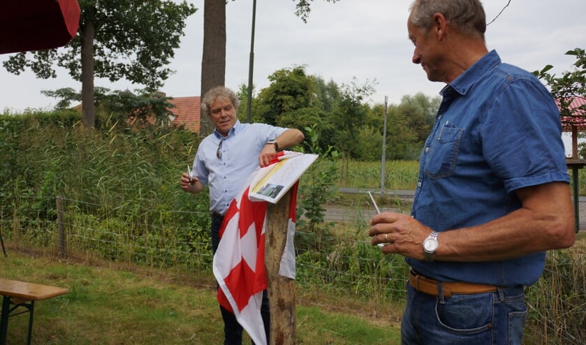 Met 'Boerenjongens' in de hand opende Ad van der Heijden onder toeziend oog van Theo Jansen het Ommetje Rijsingen. | Fotonummer: 680265