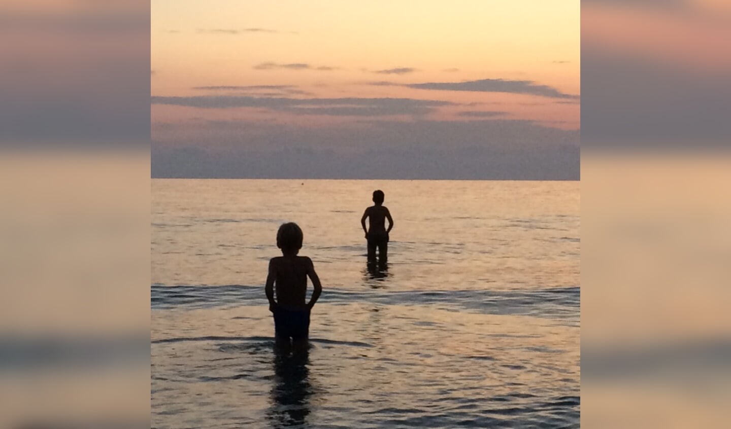 Twee broers Stijn en Samen lopen de zee in Italië in