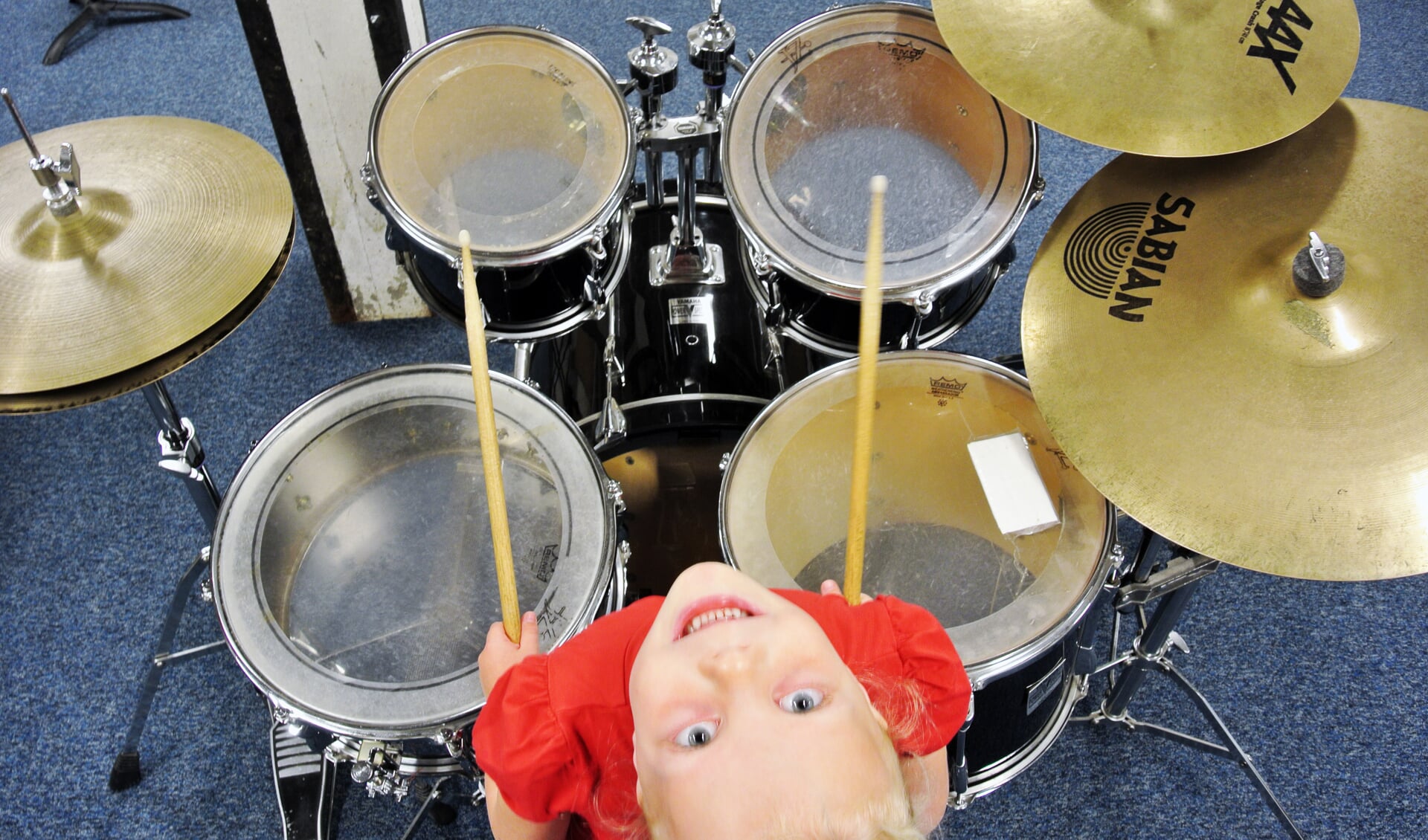 Dit jonge talent vindt drummen leuk.