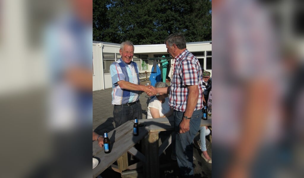 Jo Bekkers feliciteert Jan van de Elzen met zijn titel van clubkampioen.