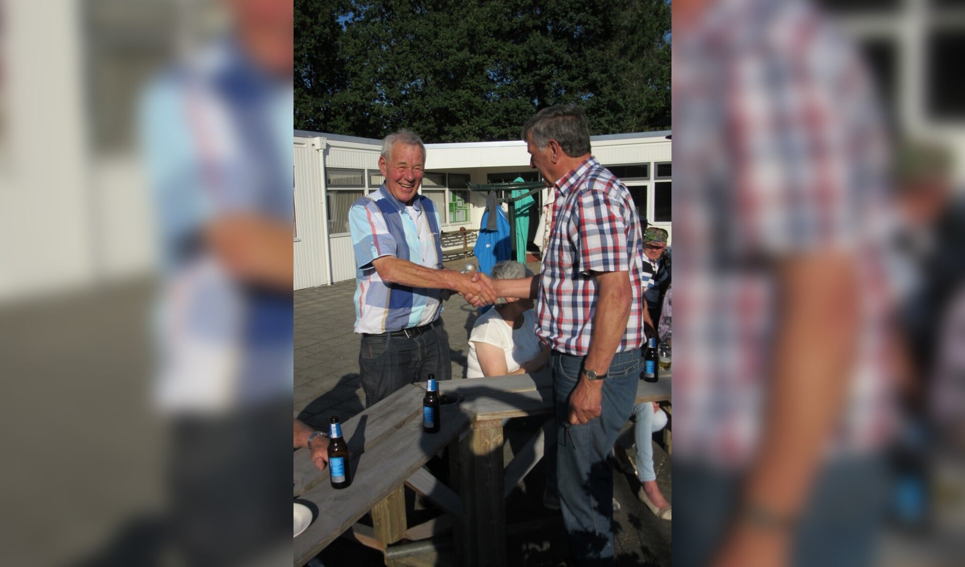 Jo Bekkers feliciteert Jan van de Elzen met zijn titel van clubkampioen.