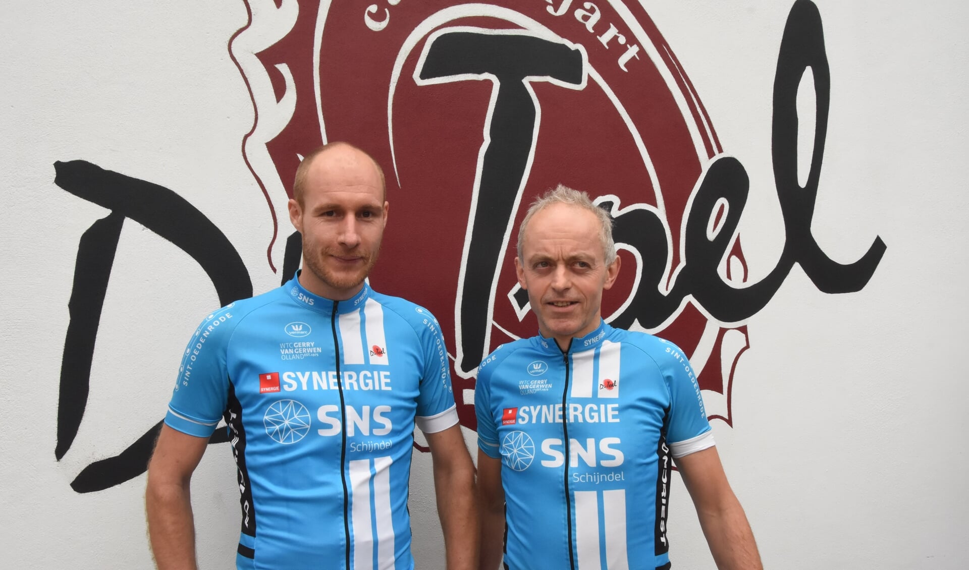 Teun Swinkels (l) en Sjef Kraayvanger mogen zich tijdrijdkampioen 2016 noemen 