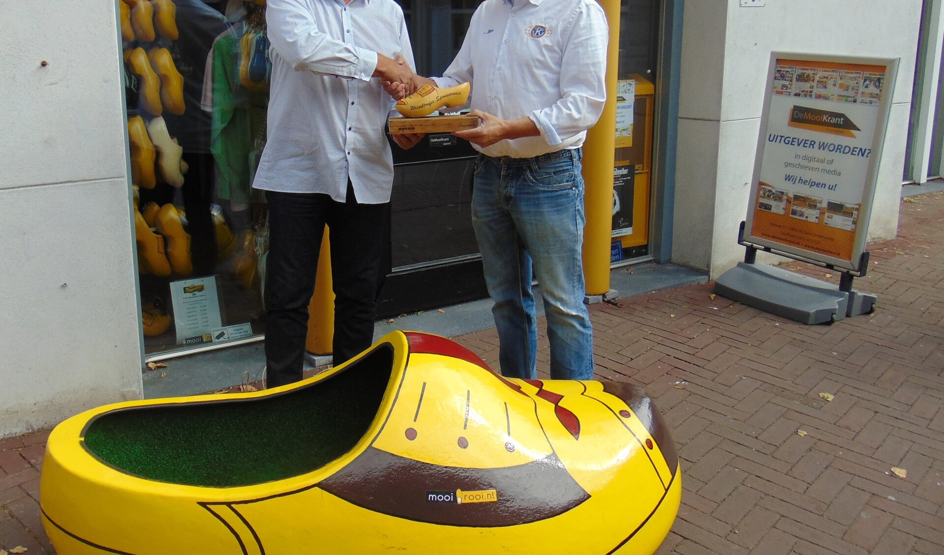 Rinus van der Heijden (r) overhandigde Bas van Turnhout de sponsorprijs van Kiwanis.
