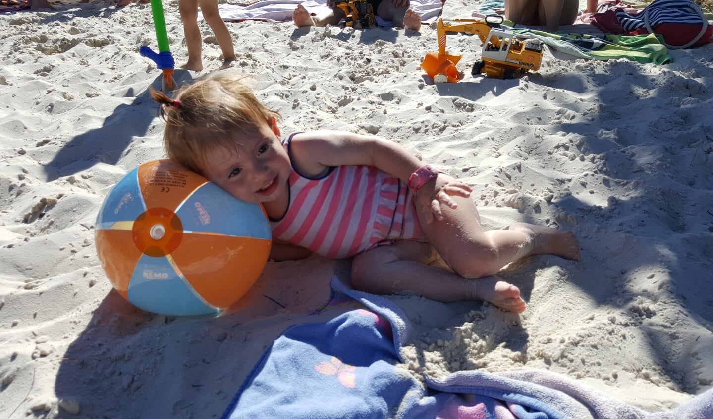 Maud ligt lekker te chillen op het strand...