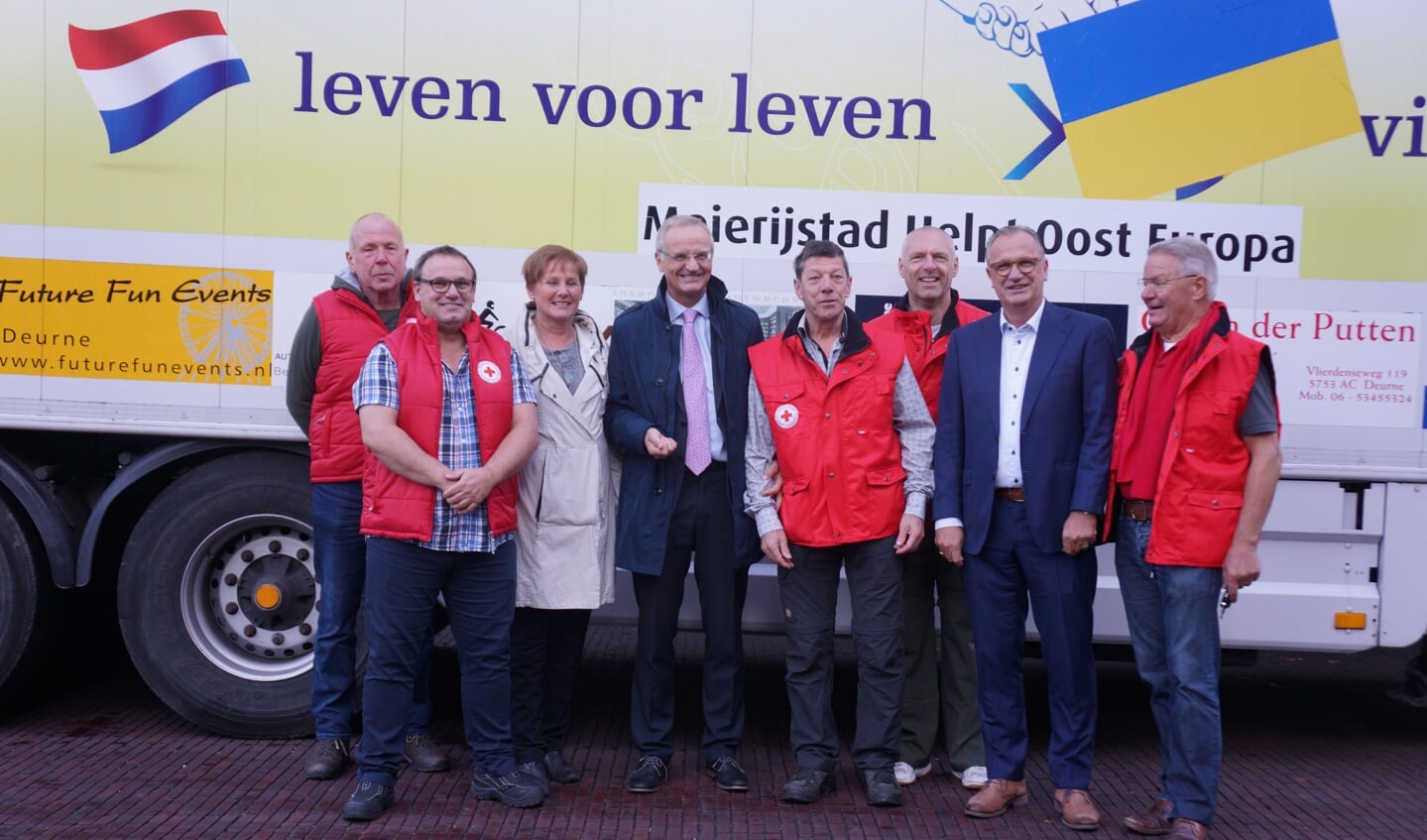 Lambert van Nistelrooij (midden), maar ook de wethouders Van der Pas en Goijaarts kwamen de mannen uitzwaaien.