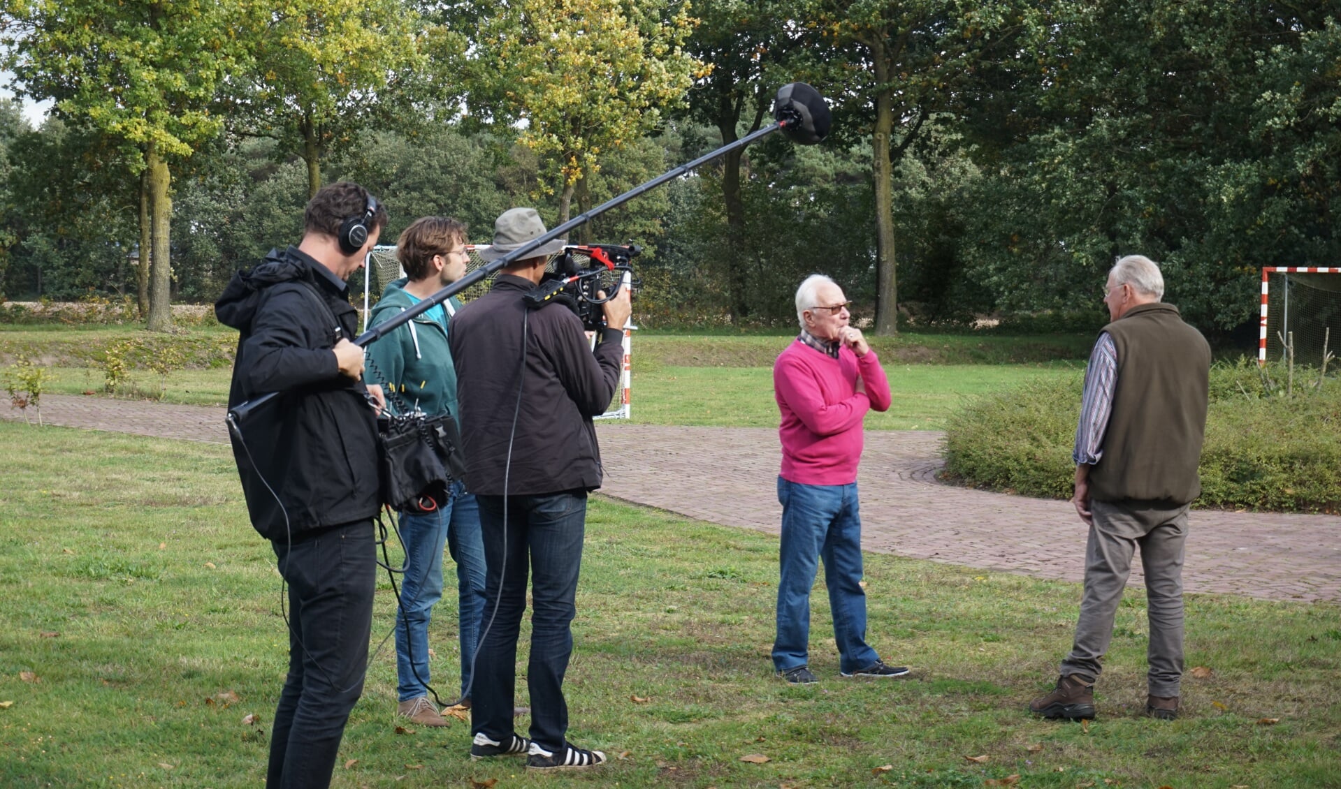 De cameraploeg van 'Andere Tijden' met de Rooise Piet Opheij (rechts)