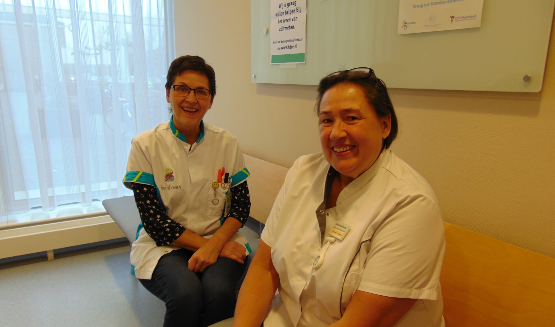 Wilma (l) en Marianne werken met veel plezier bij de prikpost.