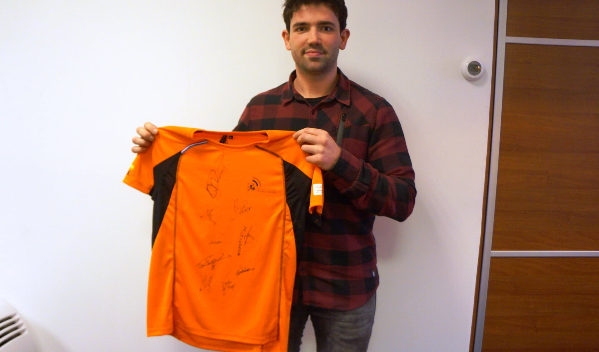Rick van den Oever toont het shirt van het Nederlands team
