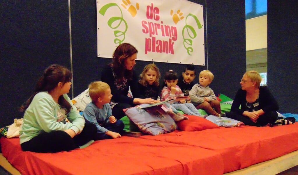 De kinderen luisterden naar een leuk verhaal.