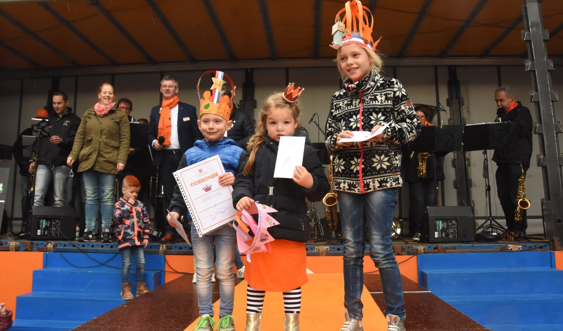 V.l.n.r. Tim van der Pol, Liky van de Akker en Linda Bollen maakten de mooiste kroontjes voor Koningsdag