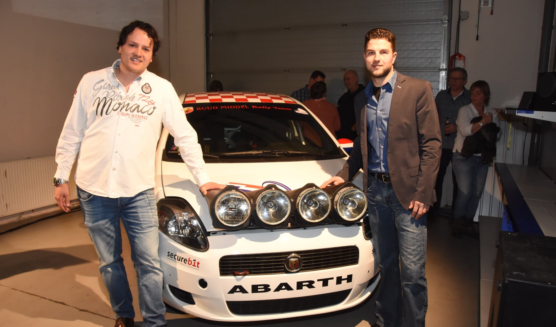 Ruud Middel (r) en Martijn Ebben, (l) presenteerden zaterdag  hun nieuwe rallyauto