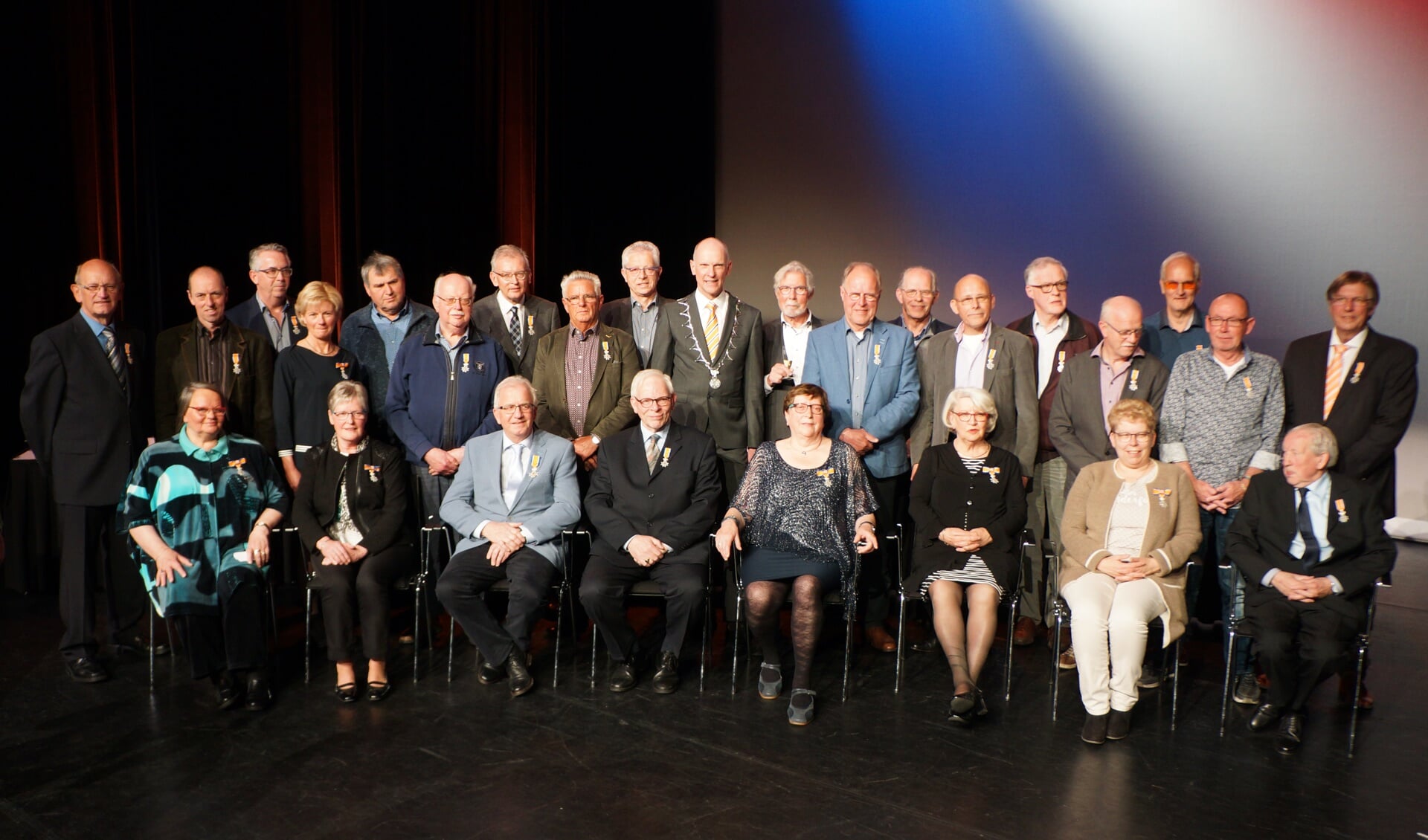 Alle 26 gedecoreerdem met burgemeester Fränzel