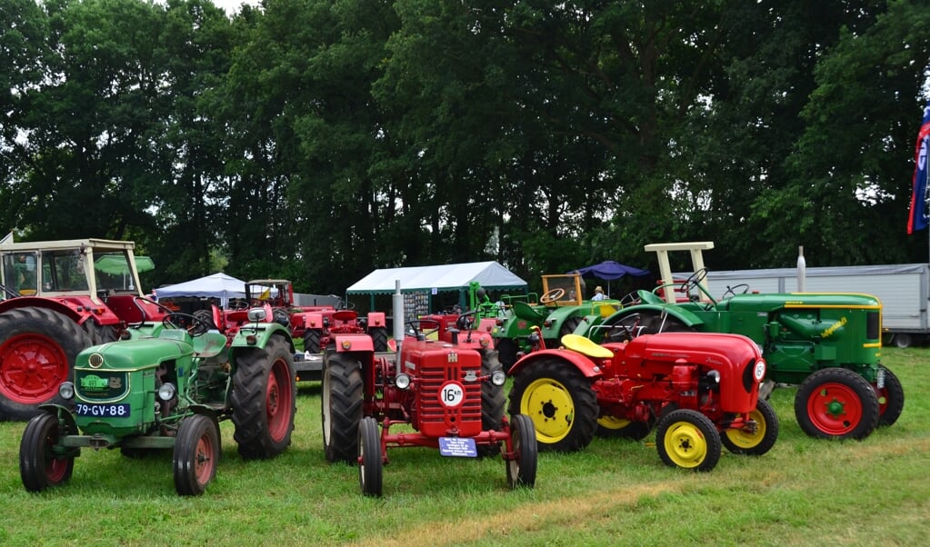 Enkele van de klassieke tractoren die zondag zijn te bewonderen
