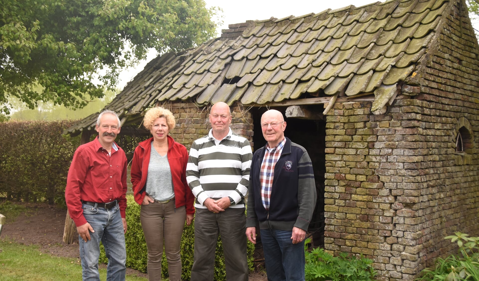V.l.n.r Toon en Corry van Hooff en Kees en Gerard van der Zanden voor het oude bakhuis bij de familie Van Hooff