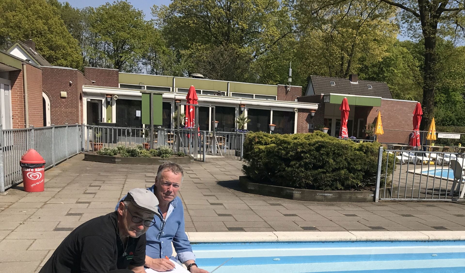 Onderschrift bij foto: Ron van Rooij en Johan Merks controleren het zwemwater.