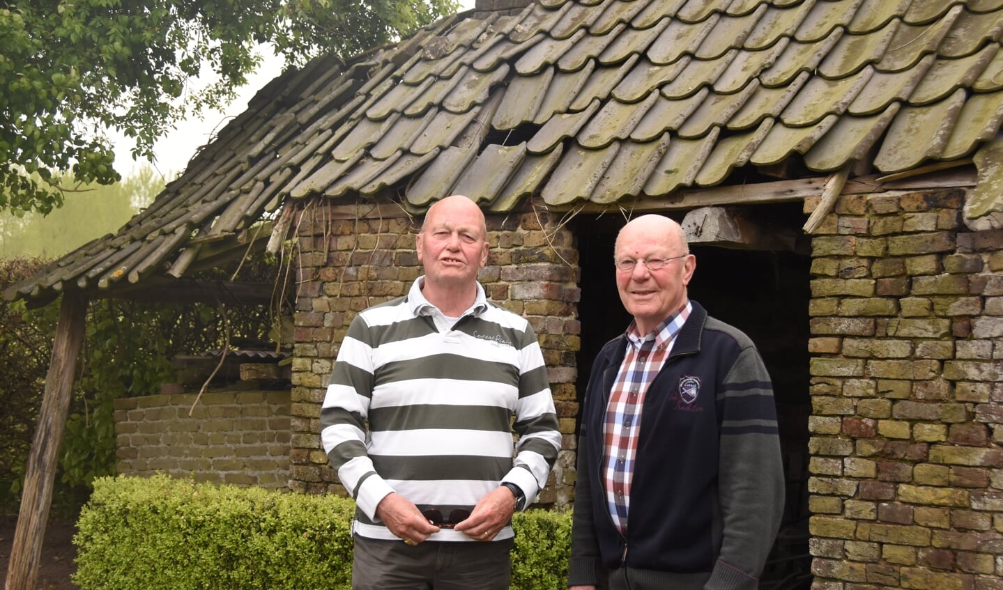 Kees (l) en Gerard van der Zanden voor het oude bakhuis bij de familie Van Hooff