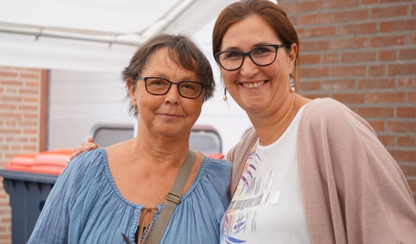 Annie van Kuringe (l) met één van de personeelsleden | Fotonummer: 99462c