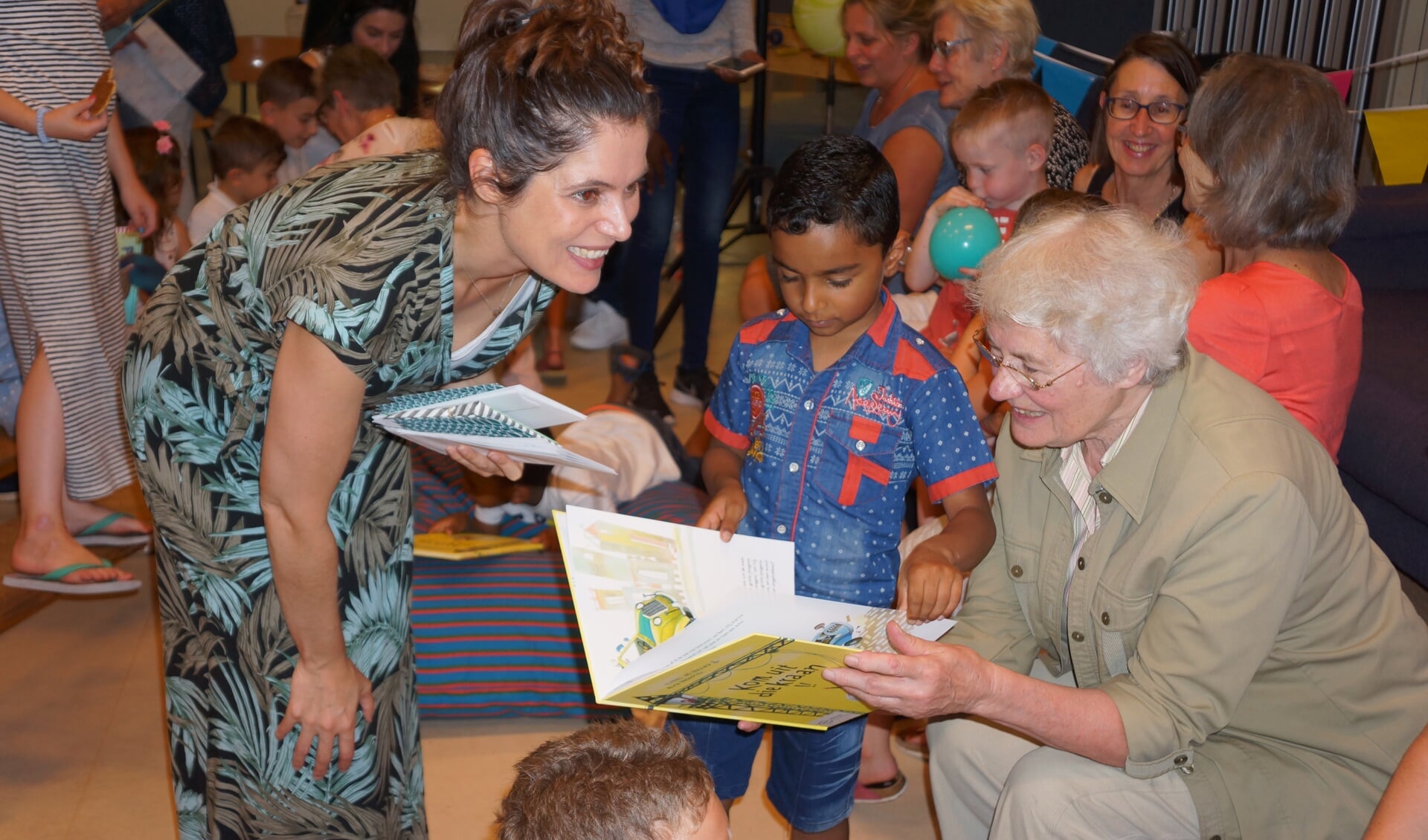 Nienke van Geesbergen (l) begeleidde het project.