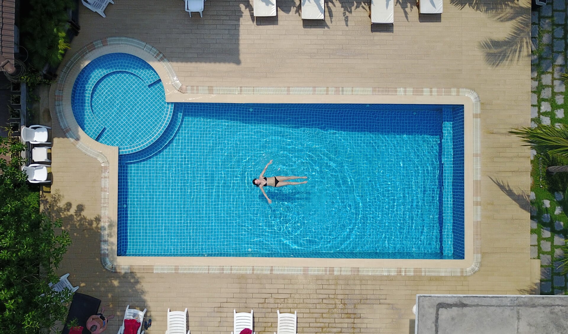 iets met een drone en een zwembad in Thailand